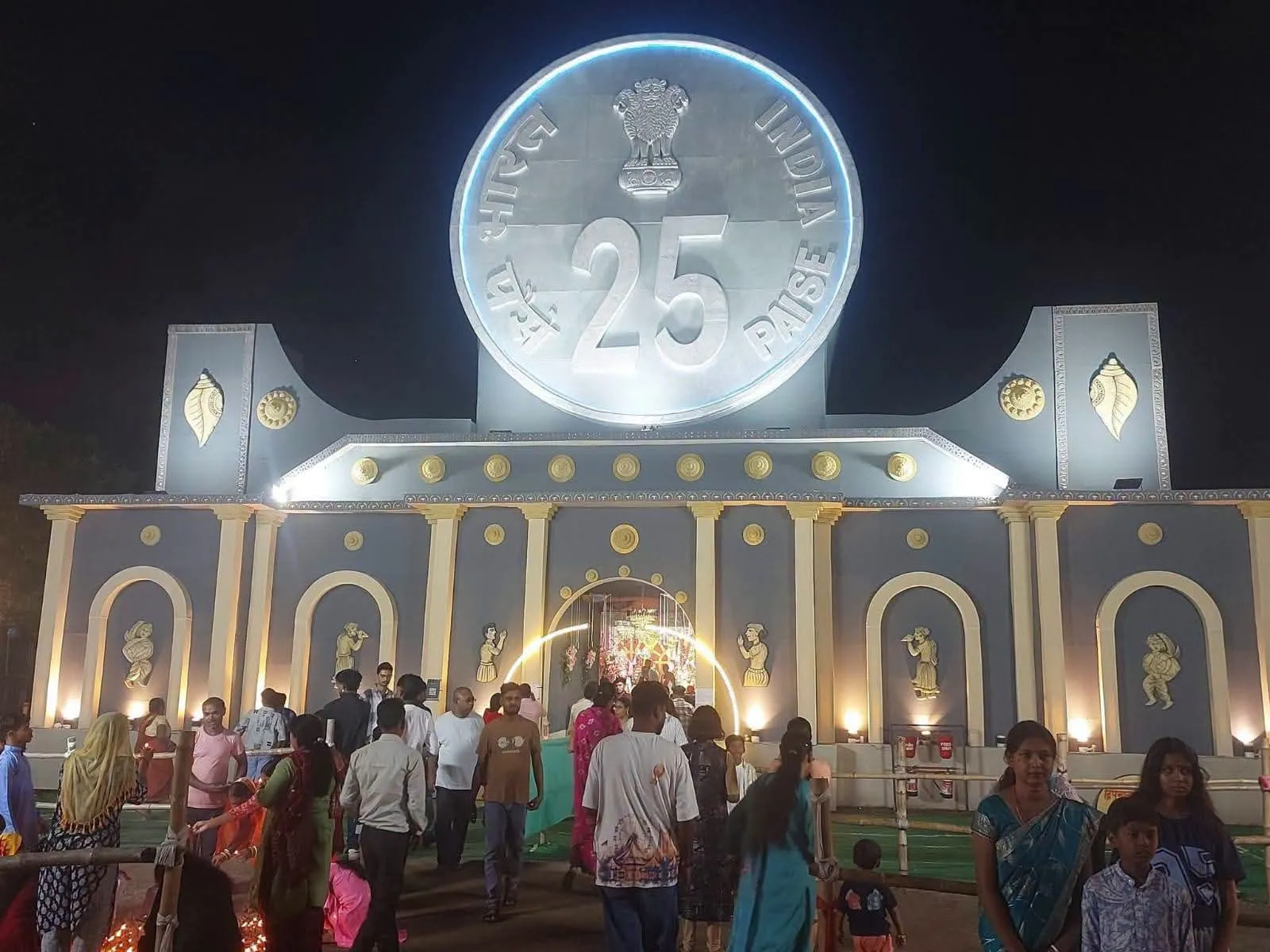 धनबाद : भूली E ब्लॉक में 25 पैसे के सिक्के की थीम पर बना अनोखा दुर्गा पूजा पंडाल