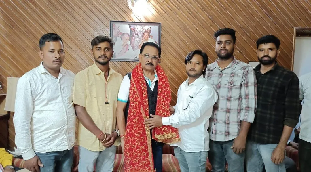 लोहरदगा : पूर्व सांसद धीरज प्रसाद साहू से मिले निंगनी काली पूजा समिति के पदाधिकारी