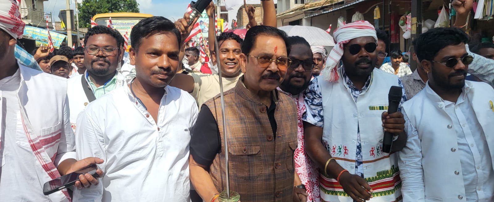 लोहरदगा : आदिवासी दिवस पर कुडू में निकली भव्य रैली