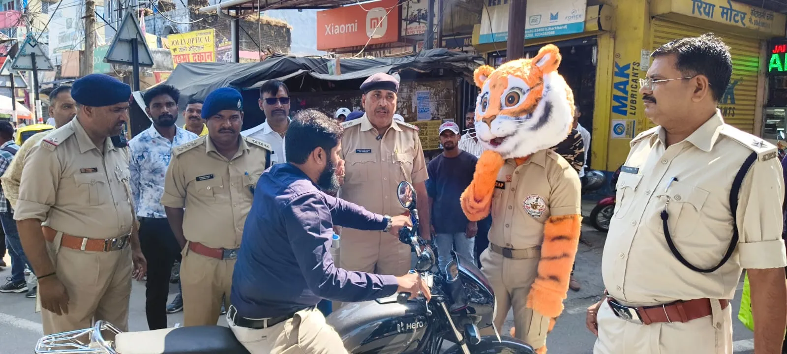रांची : आर्चरी मस्कट प्रताप का कांटाटोली चौक पर यातायात जागरूकता अभियान