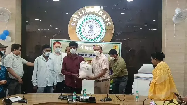 रामगढ़ : समाहरणालय सभागार में 38 टीबी मरीजों को मिली पोषण पोटली