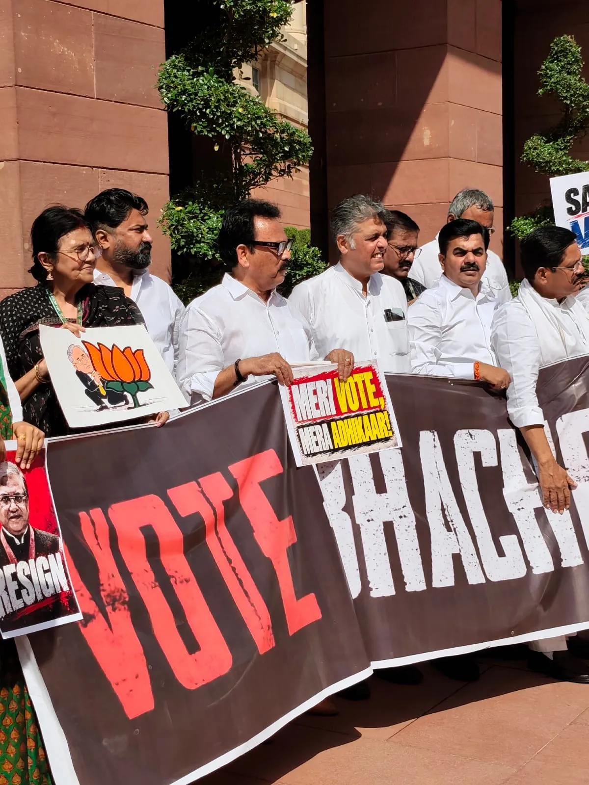 इंडिया गठबंधन का संसद से चुनाव आयोग तक सेव डेमोक्रेसी मार्च, सड़क पर बैठे राहुल-प्रियंका
