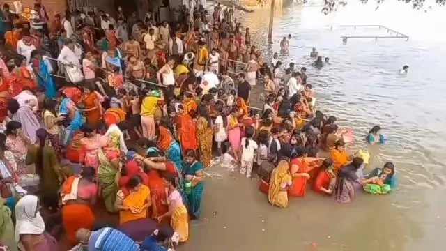 महालया : पितृपक्ष के अंतिम दिन गंगा घाटों पर उमड़ी भारी भीड़ 