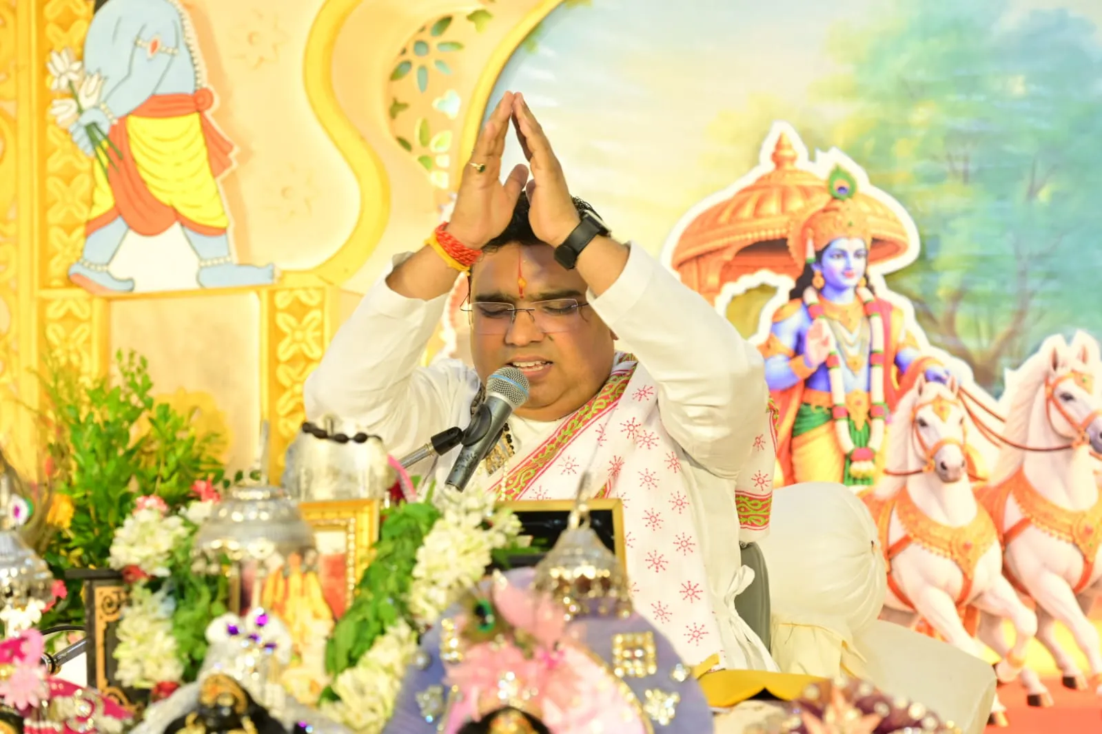 कृष्ण की बाल लीलाओं और गोवर्धन पूजा के प्रसंगों से भावविभोर हुए श्रद्धालु
