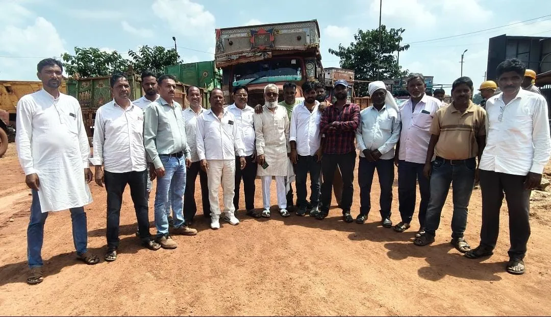 लोहरदगा : पूर्व सांसद धीरज प्रसाद साहू के प्रयास से हेसल डंपिंग यार्ड में तीन दिन बाद ट्रकों का परिचालन शुरू