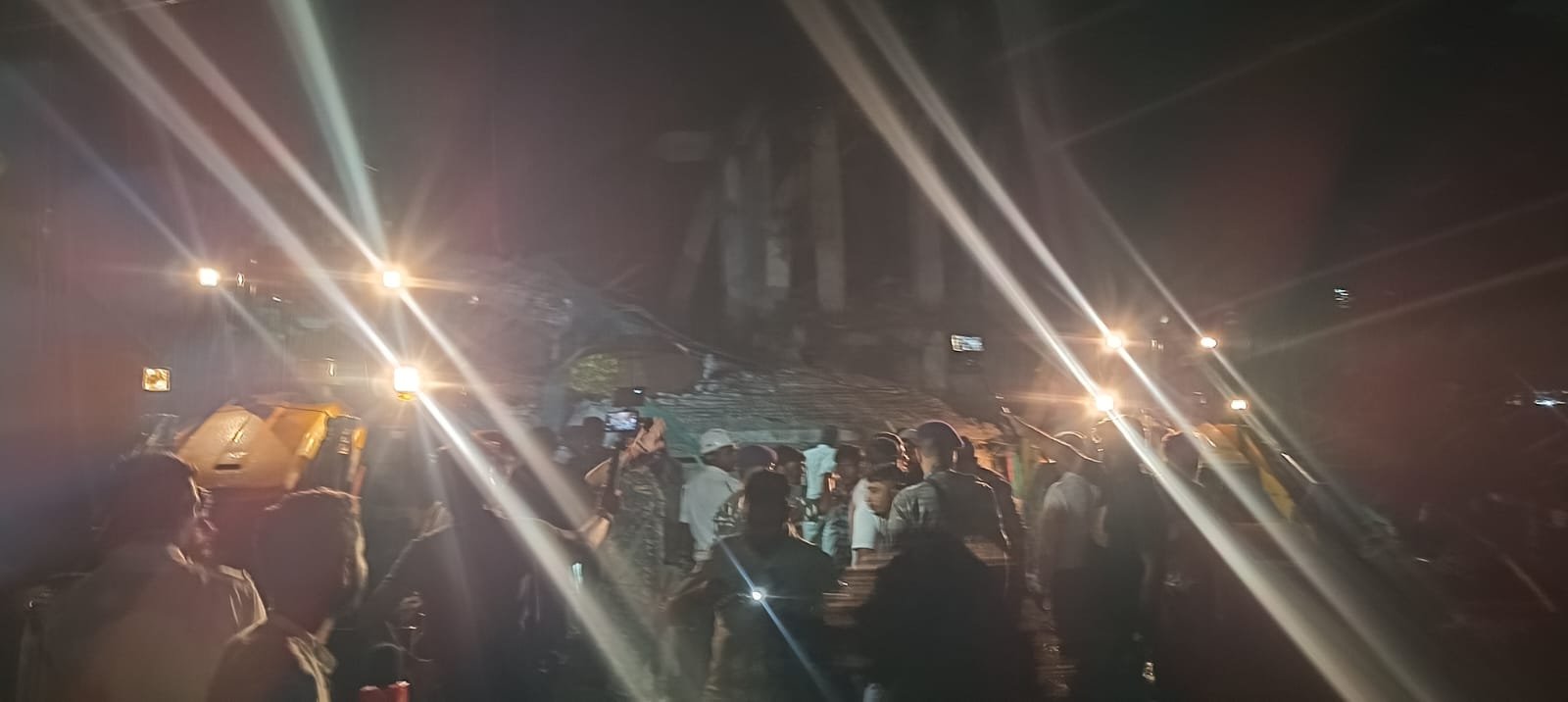 रांची : कोतवाली थाना के पीछे की पानी टंकी गिरी, एक शव निकला