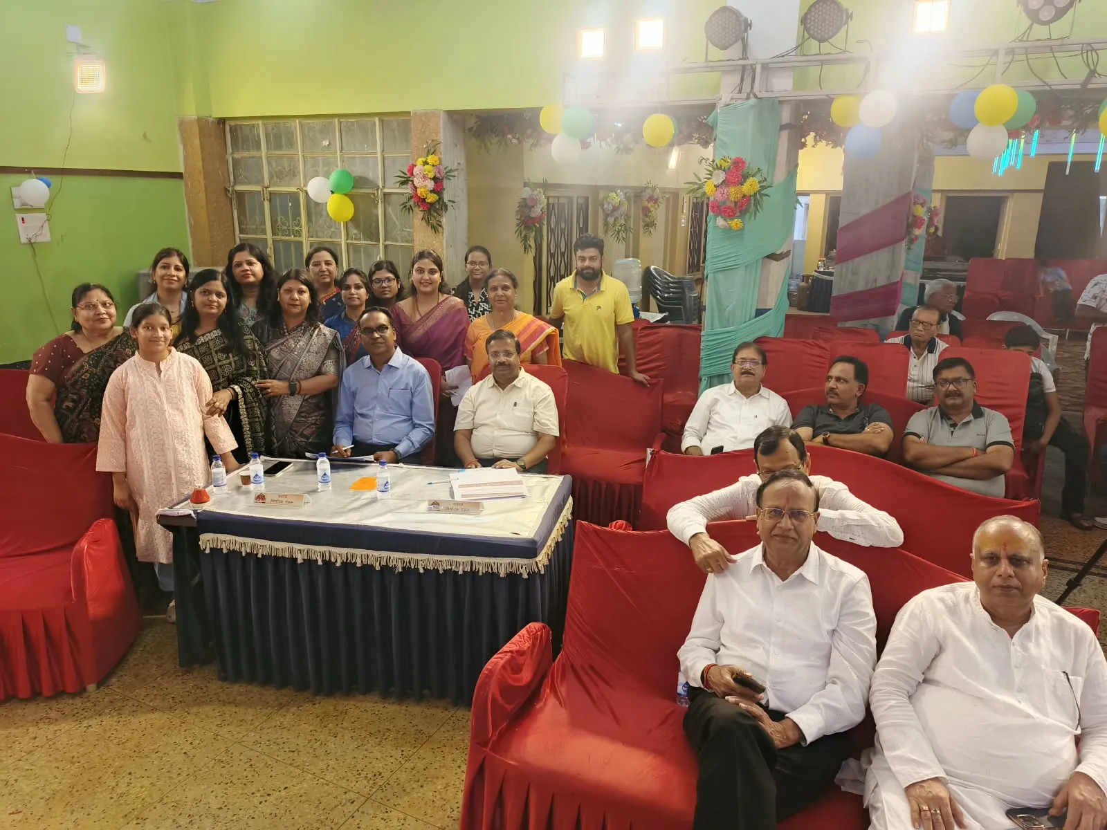 मोबाइल में सिमटती जिंदगी, अकेले होते बुजुर्ग और दिखावे की दौड़... 