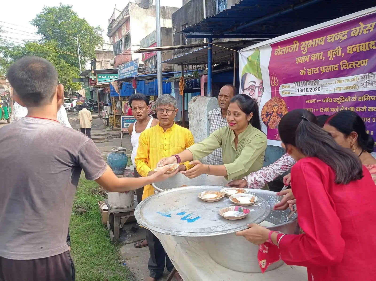 धनबाद : भूली में नेताजी सुभाष चंद्र बोस समिति ने किया भोग-प्रसाद का वितरण