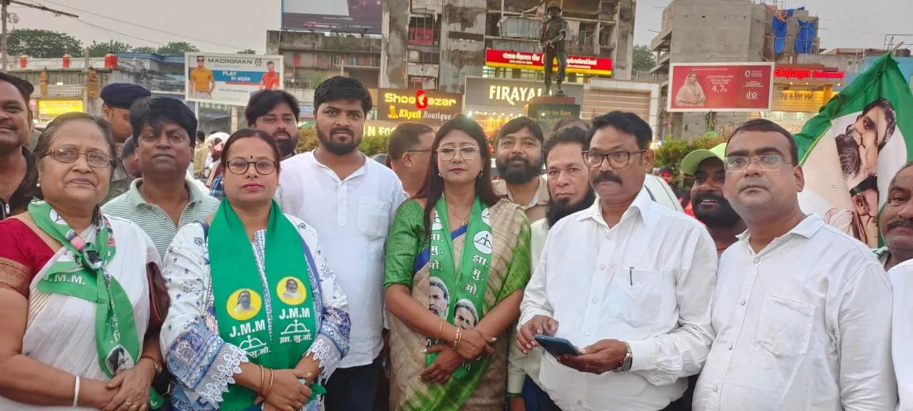 रांची : ज्ञानेश कुमार के खिलाफ अल्बर्ट एक्का चौक पर उमड़े झामुमो कार्यकर्ता