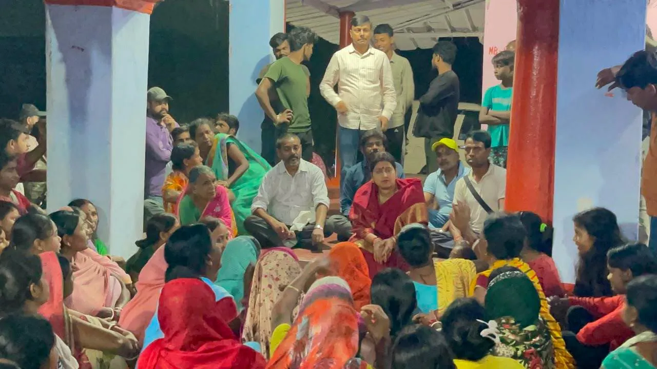 धनबाद : झरिया भूलन बरारी में सड़क बंद होने पर पहुंचीं विधायक रागिनी सिंह