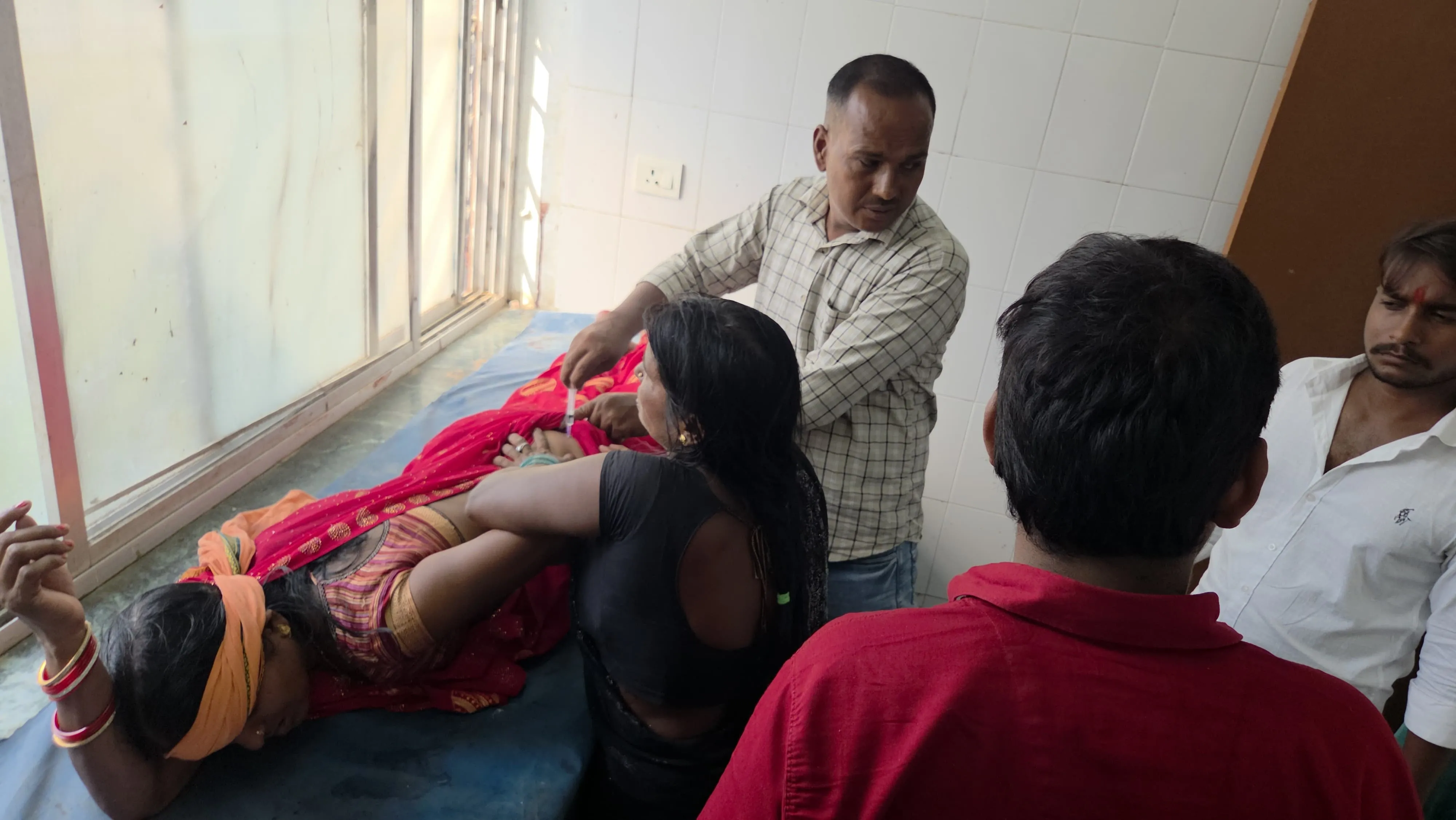 दुर्गा पूजा मे विवाद के बाद मारपीट, युवक का सिर व हाथ जख्मी, महिला को गंभीर चोट