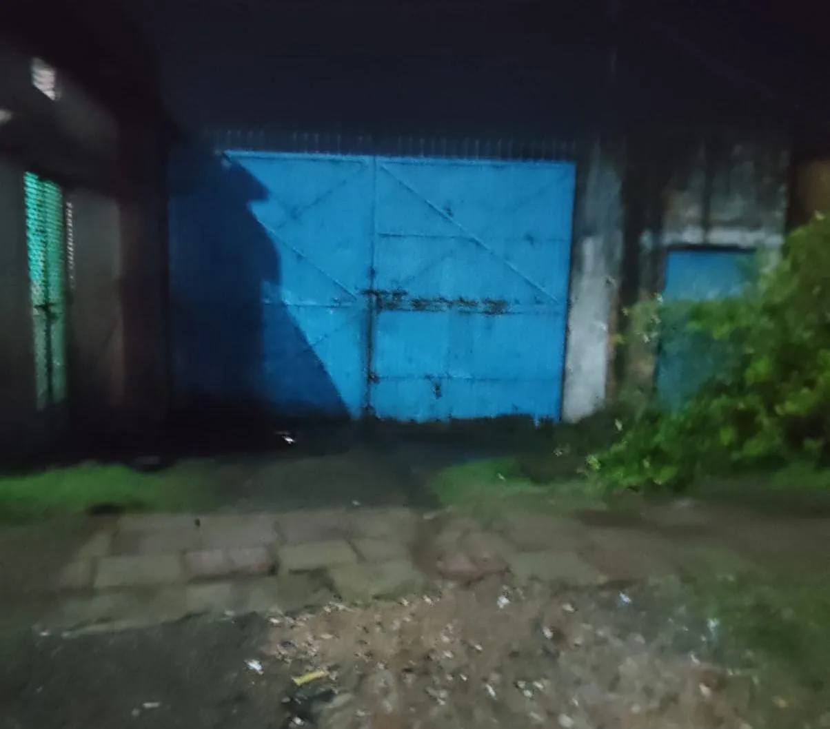 गोधर गन्साडीह में कचरा गोदाम की आड़ में चलाया जा रहा अवैध लोहा गोदाम