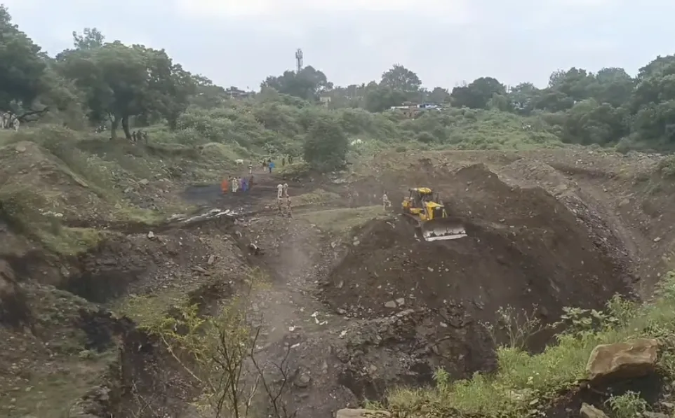 धनबाद : कतरास के चैतुडीह में अवैध कोयला खदान पर चला बुलडोजर 