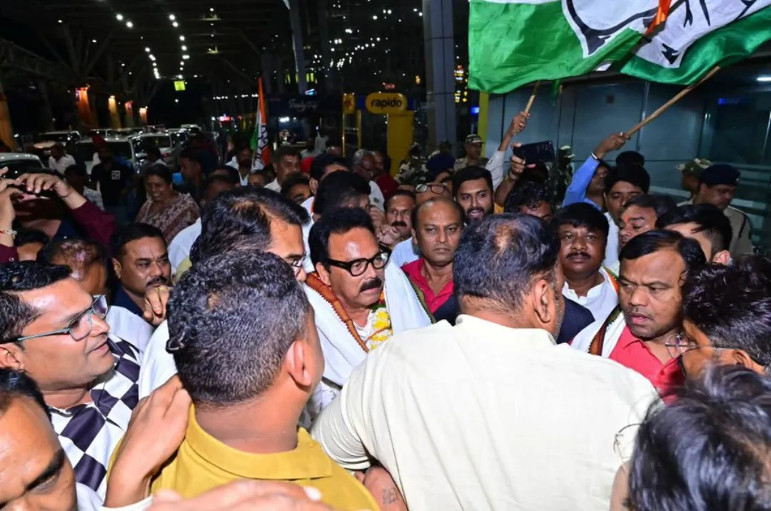 रायपुर एयरपोर्ट पर प्रभारी सुखदेव भगत का भव्य स्वागत, कार्यकर्ताओं के जोश ने जीता दिल