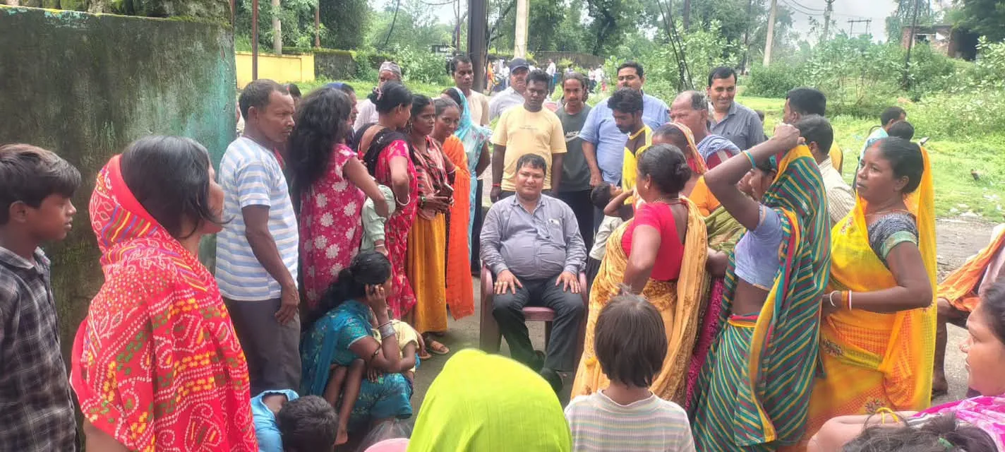 धनबाद : बांसजोड़ा कोलियरी ऑफिस में मुख्य दरवाजे पर तीन नंबर बंगला के ग्रामीणों का कड़ा विरोध प्रदर्शन