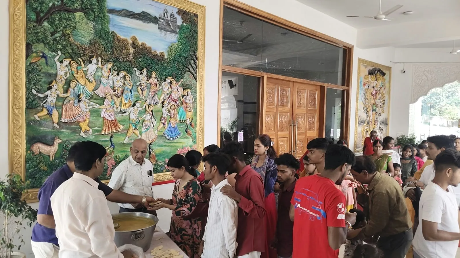 रांची : श्री राधा-कृष्ण प्रणामी मंदिर मे अन्नपूर्णा महाप्रसाद का हुआ आयोजन