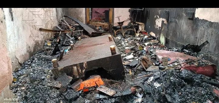 धनबाद : मलकेरा में मोबाइल रिपेयरिंग दुकान में अगलगी से आठ लाख का नुकसान