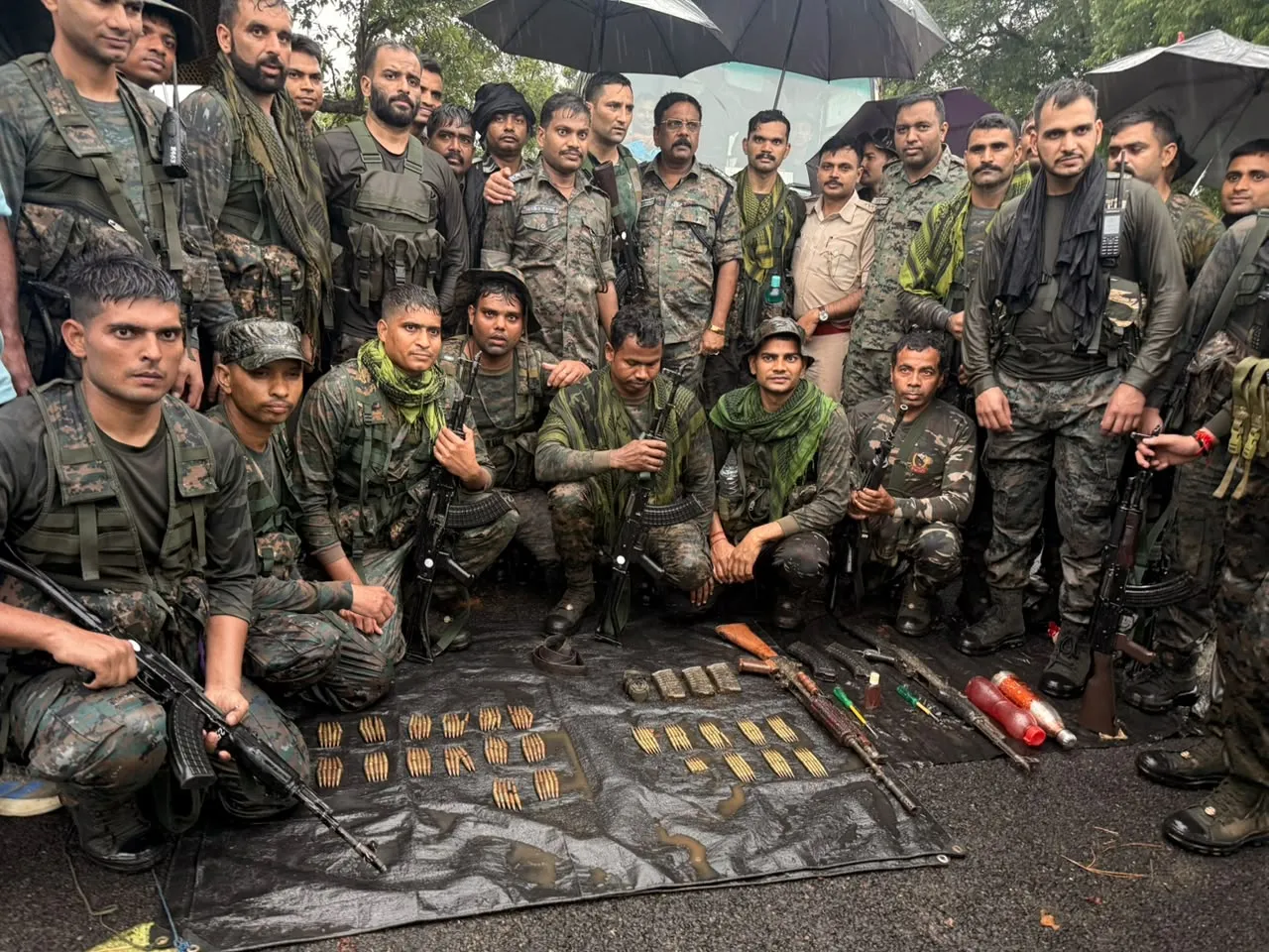 जमशेदपुर : नक्सलियों के गढ़ में बड़ी मात्रा में हथियार और गोलियां बरामद