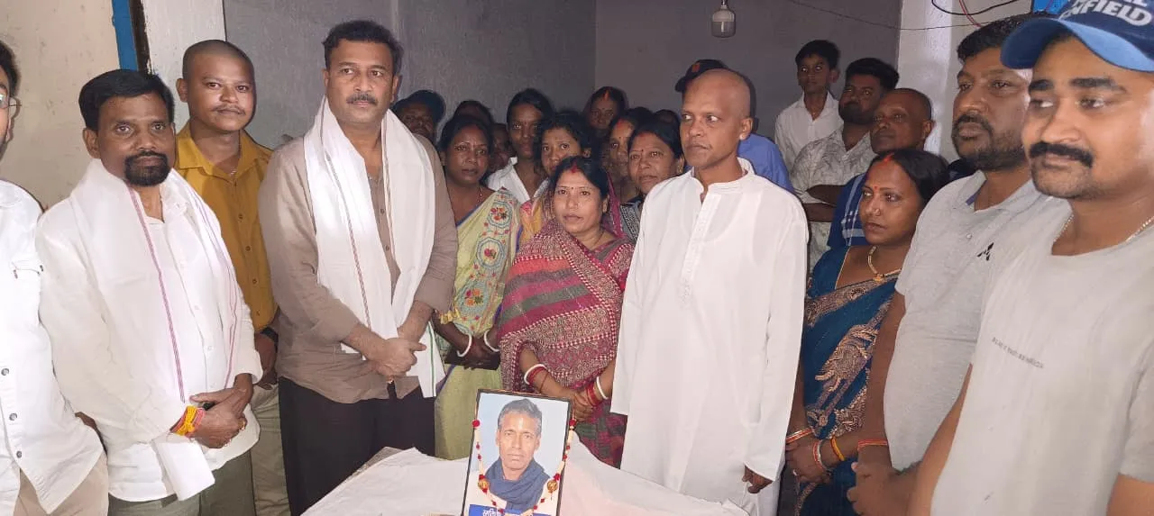 लोहरदगा : राम प्रसाद पंडित के ब्रह्म भोज कार्यक्रम में शामिल हुए आजसु सुप्रिमो सुदेश महतो