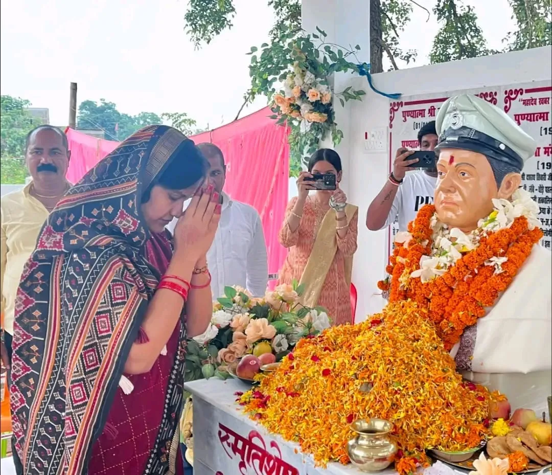 कोडरमा : जिप सदस्य मरकच्चो रीता देवी के पति की प्रथम पुण्यतिथि पर आदमकद प्रतिमा का अनावरण