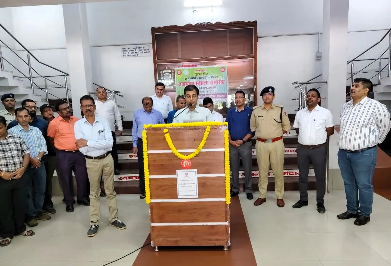 मंडल रेल प्रबंधक कार्यालय, धनबाद में कर्मचारियों को राजभाषा शपथ दिलायी गयी