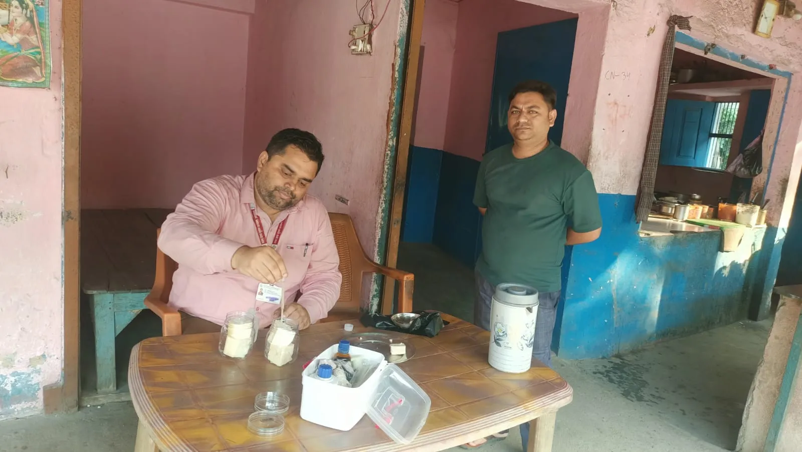कोडरमा : बागीटांड़ क्षेत्र में खाद्य प्रतिष्ठानों का औचक निरीक्षण, पनीर की गुणवत्ता की हुई जांच