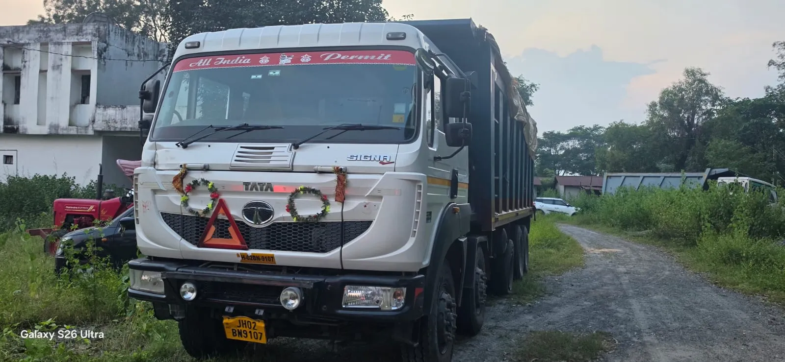 कोडरमा : मदनगुंडी के पास ओवरलोड स्टोन चिप्स लदे दो टिप टेलर जब्त