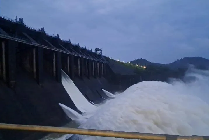 लगातार बारिश के कारण मैथन पंचेत डैम से छोड़ा गया पानी 