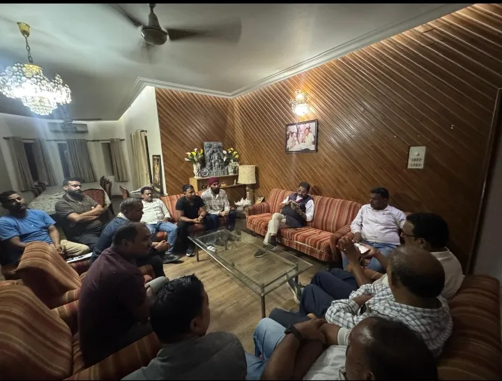 कांग्रेस नेता धीरज प्रसाद साहू से मिला ट्रक आँनर एसोसिएशन का प्रतिनिधिमंडल
