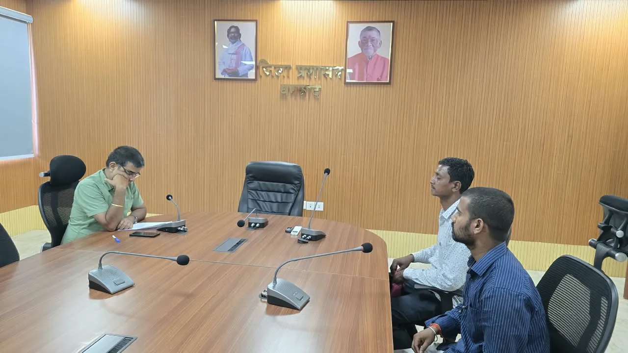 धनबाद : जनता दरबार में सुनीं आमजनों की समस्याएं 