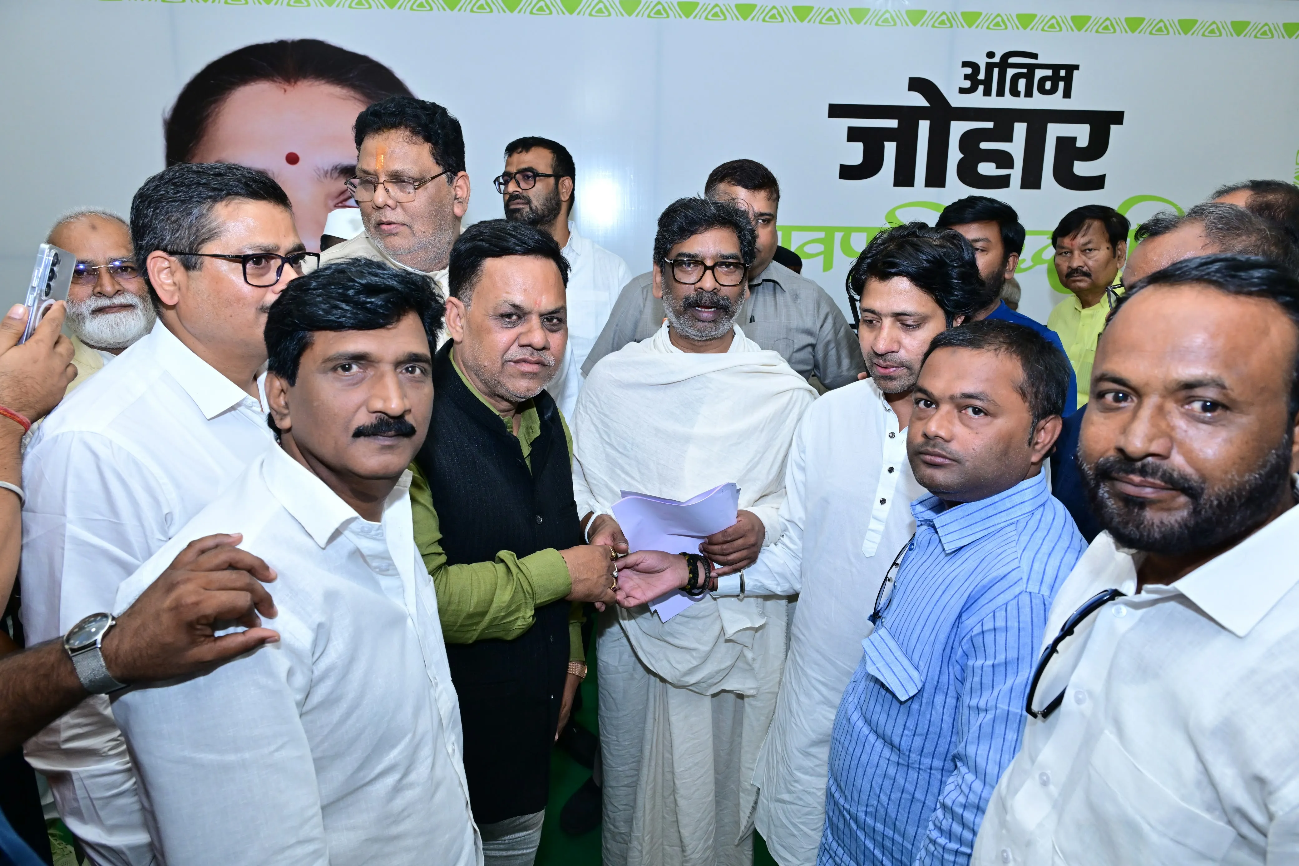 नेमरा पहुंच पत्रकार संघ और कांग्रेस नेताओं ने दिवंगत रूपी सोरेन को दी श्रद्धांजलि