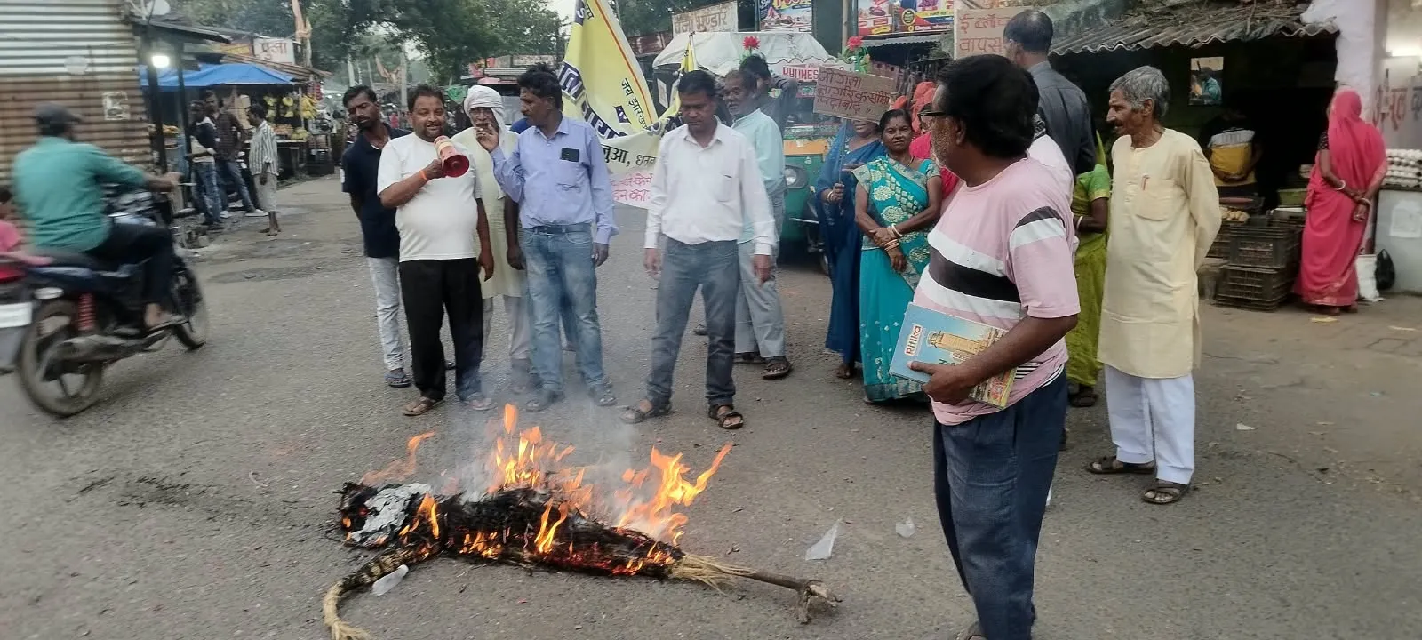धनबाद : जोगता में अवैध उत्खनन पर कोयला मंत्री का पुतला फूंका