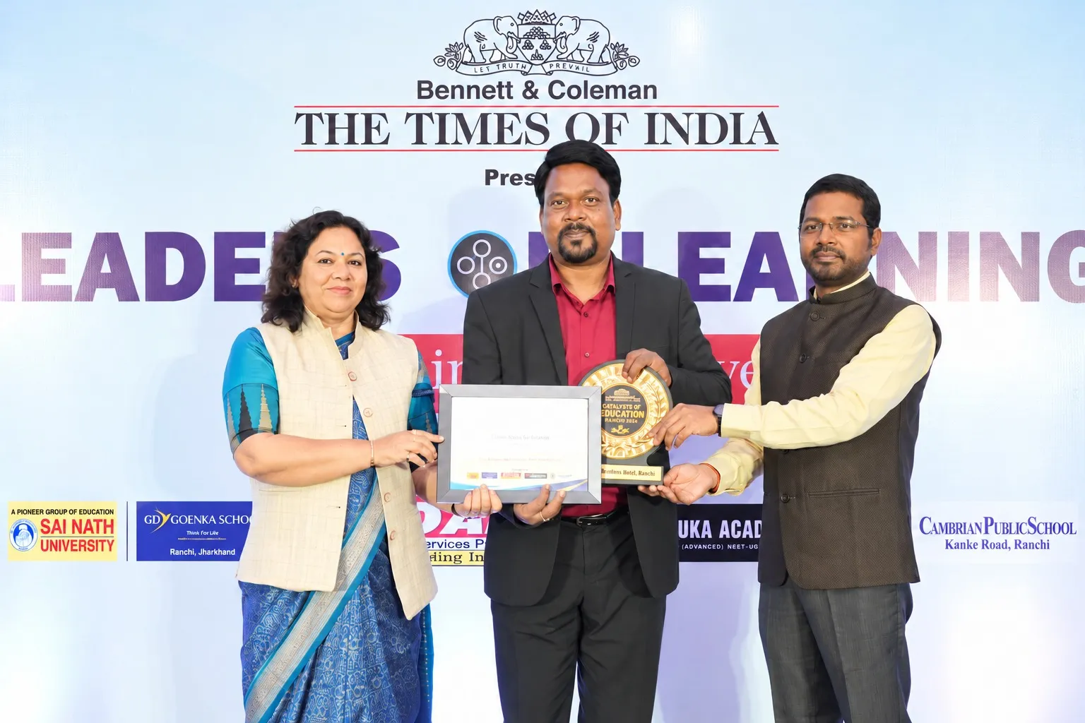 कैटेलिस्ट आफ एजुकेशन एक्सीलेंस सम्मान से नवाजे गये डॉ बिंदेश्वर उरांव 
