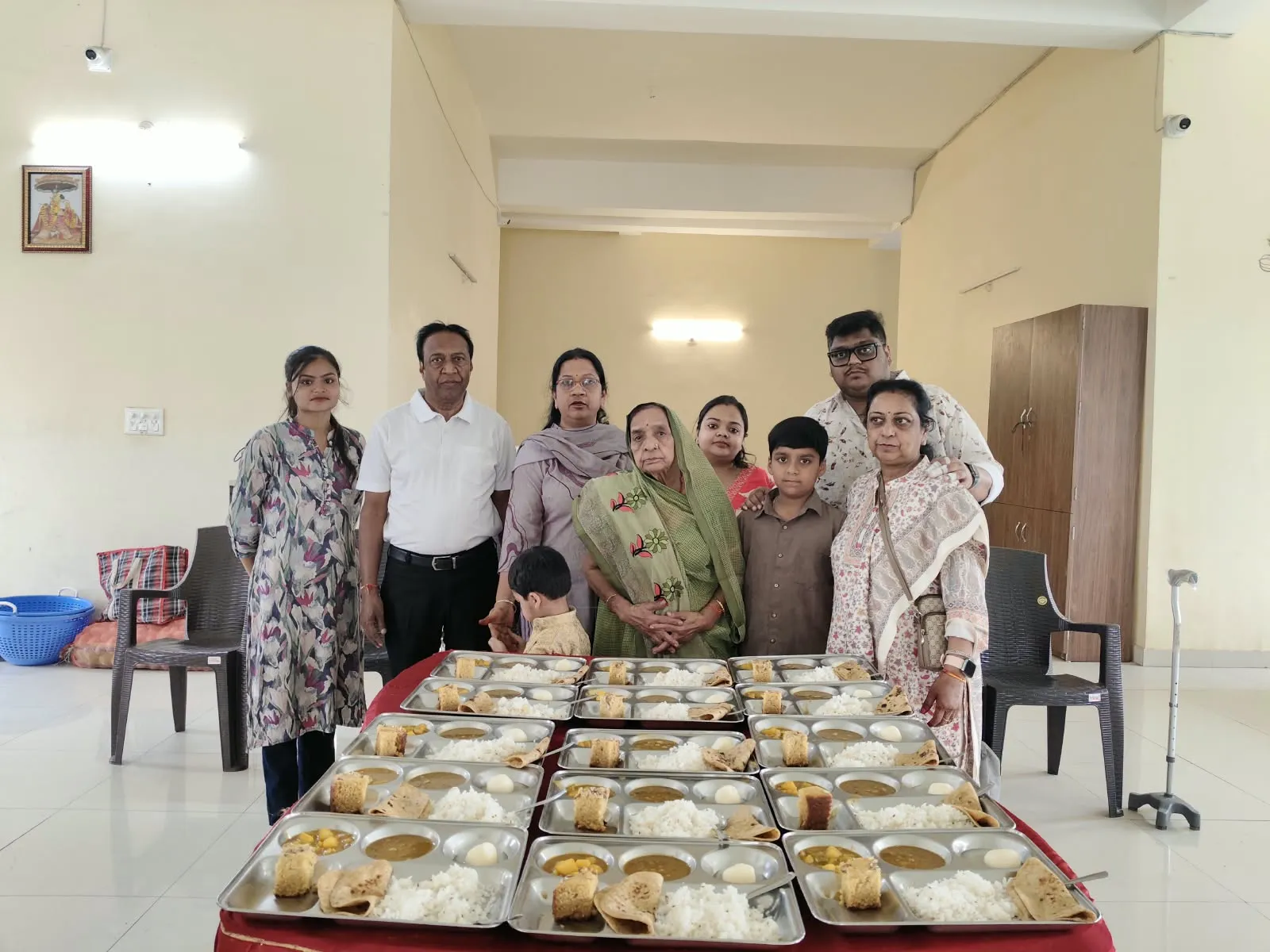 सद्गुरु कृपा अपना घर आश्रम में निराश्रितों को कराया गया भोजन 