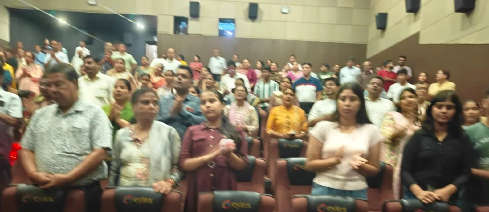 कोडरमा : आईलेक्स मल्टीप्लेक्स में युवाओं ने देखी हनुमान अंश फिल्म